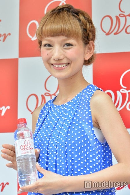 モデル武智志穂 ミニワンピで美脚披露 撮影の裏側を明かす モデルプレス