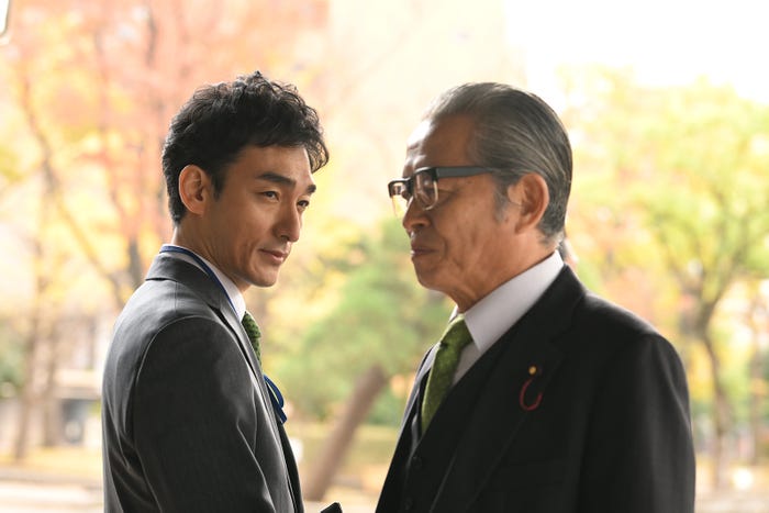 草なぎ剛、本田博太郎 「罠の戦争」第3話より(C)カンテレ