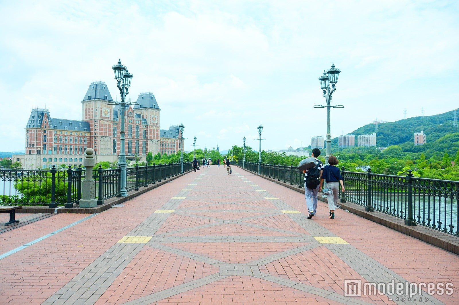 ハウステンボス駅から長い橋を5分ほど歩く （C）モデルプレス