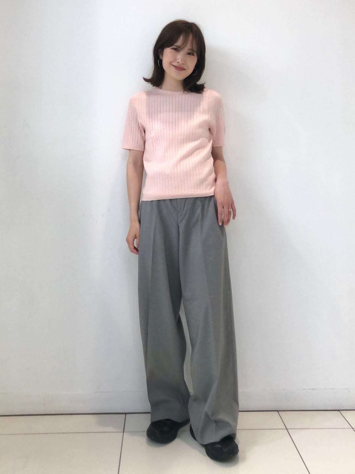 5分袖の3Dニットもピンクならフェミニンに着られる 出典:StyleHint