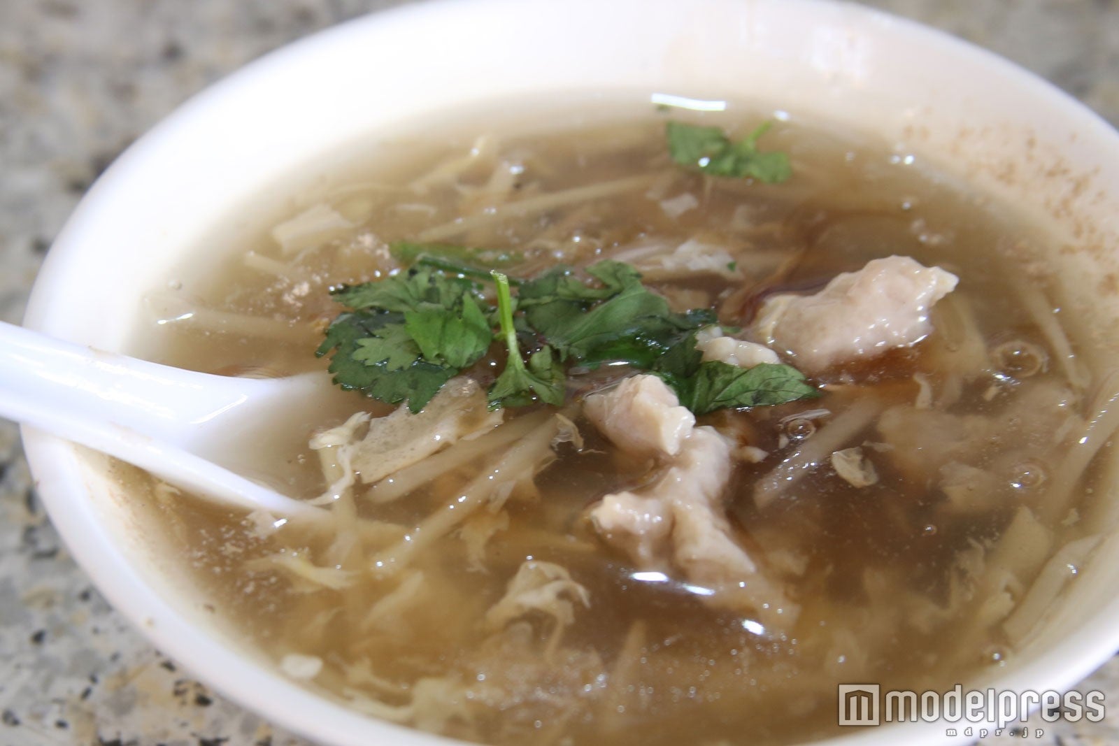 香茹赤肉焿（シイタケと豚肉と魚のすり身スープ）（C）モデルプレス