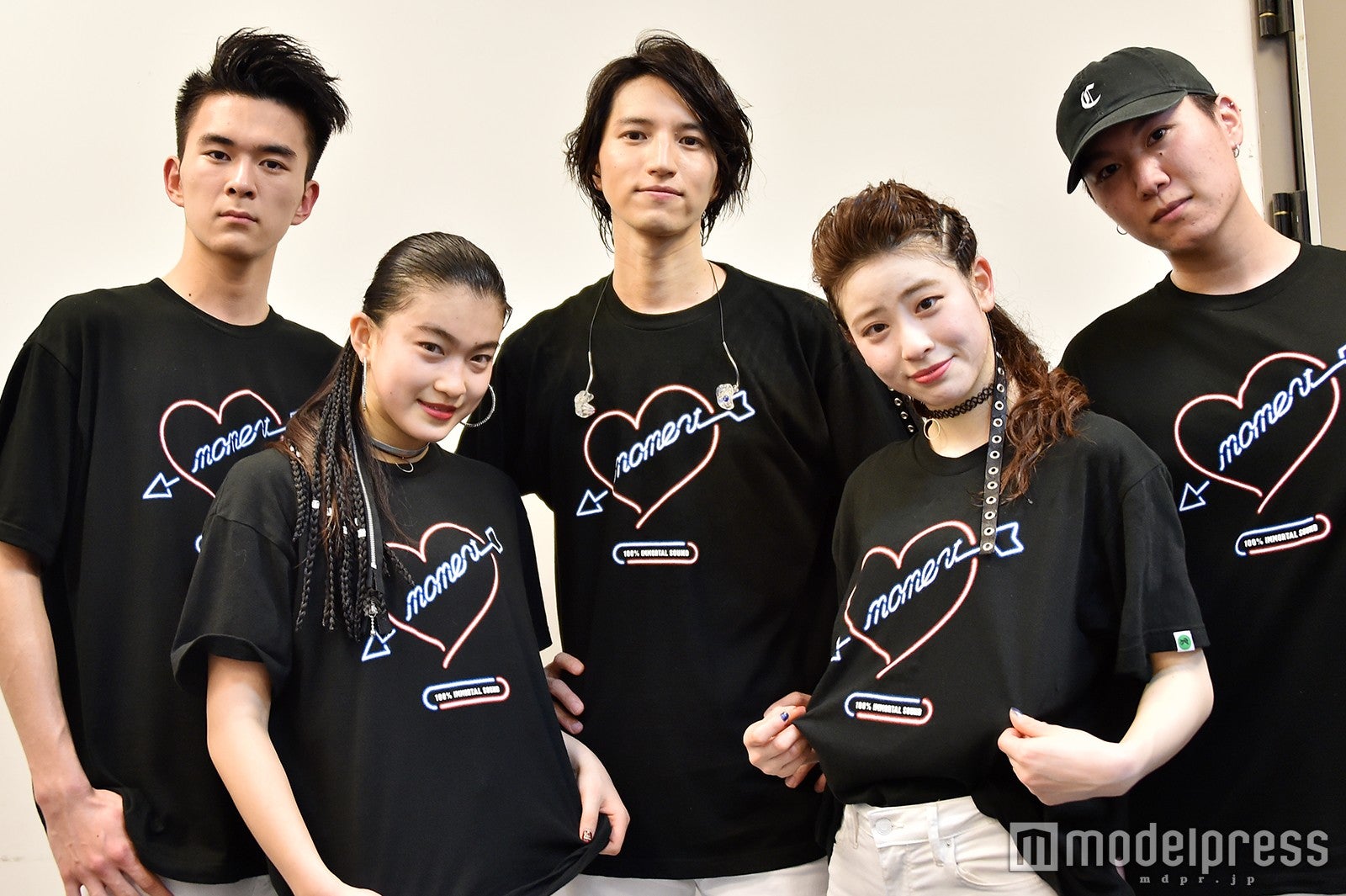 本番終了直後の田口 淳之介＆ダンサー／達成感に満ち溢れていました！（C）モデルプレス