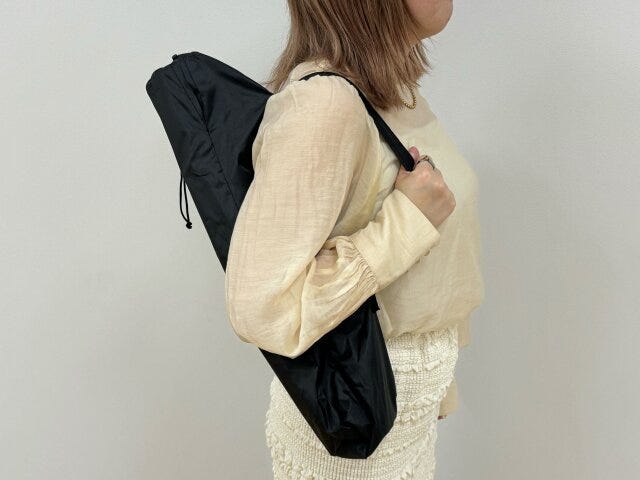 ダイソー　折りたたみアウトドアチェア（収納袋付、背もたれ付）　持ち歩き