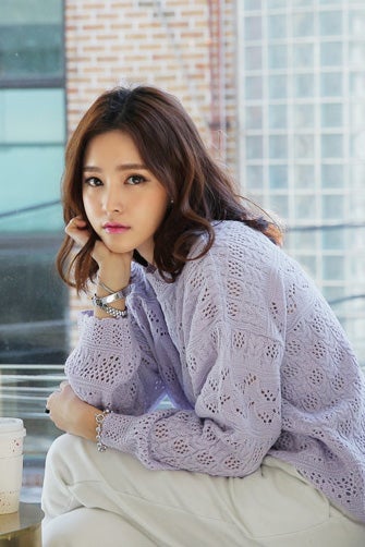 スカラップネックレースパターンニットプルオーバー「DHOLIC」5,572円 (税込）／画像提供：DHOLIC