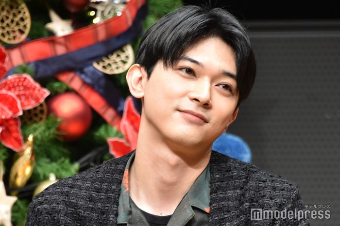 「僕はもう、黙って沖縄に行ってきます」と嘆く吉沢亮(C)モデルプレス