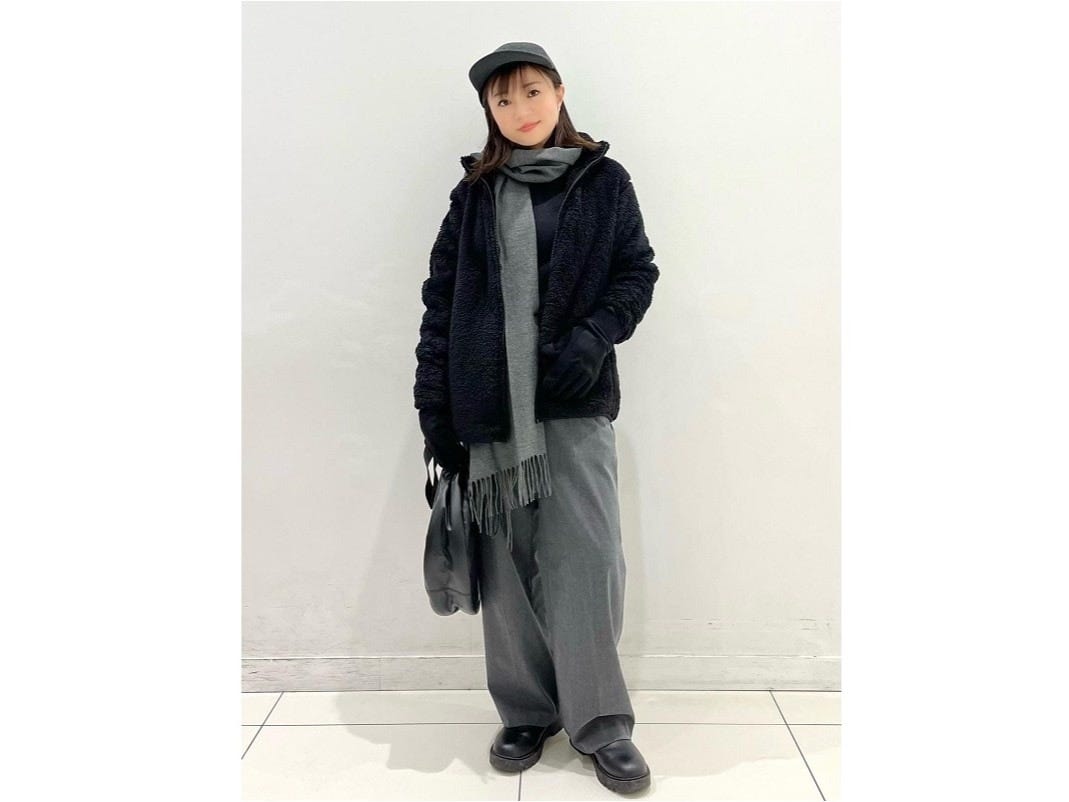 高見えするスエード調素材はきれいめにもカジュアルにも合わせやすい　出典：StyleHint