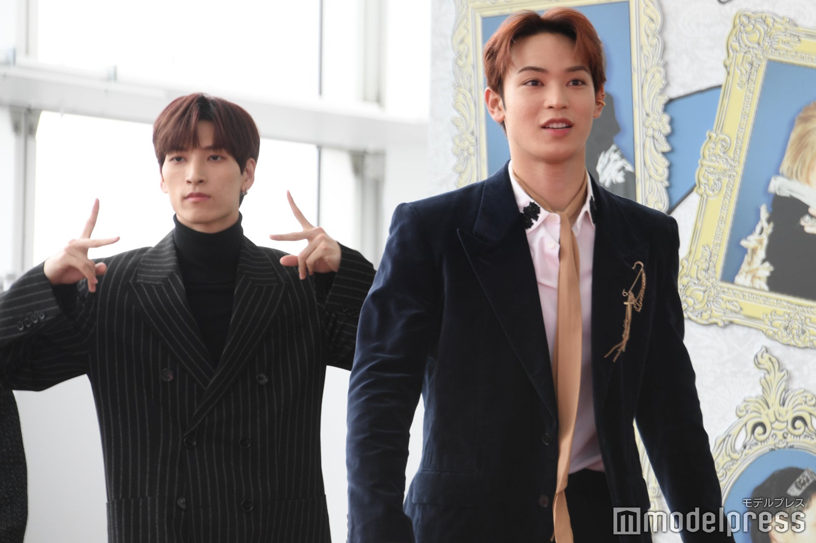 ピースして登場する金城碧海、與那城奨（C）モデルプレス