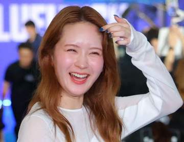 すげぇ 美形俳優11人に囲まれてる畑芽育に騒然「可愛すぎる」ビジュ全然負けてない 凄いドレスの透明感が圧倒的「余裕で笑顔、最高」「透けちゃうんじゃ」
