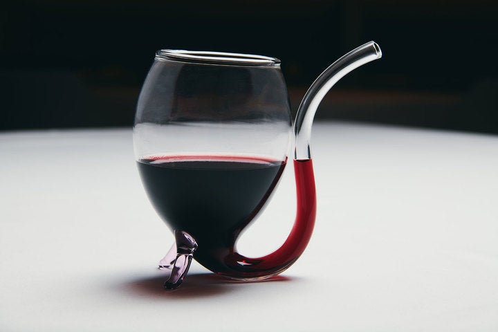 通常のグラスに加えて血をイメージした吸血グラスも用意 喰種レストラン／画像提供：アフロ＆コー