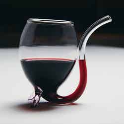 通常のグラスに加えて血をイメージした吸血グラスも用意 喰種レストラン／画像提供：アフロ＆コー