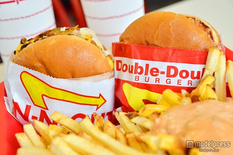 「IN -N-OUT」／パテとチーズが2枚ずつサンドされた「ダブルダブルバーガー」＄3．60が人気