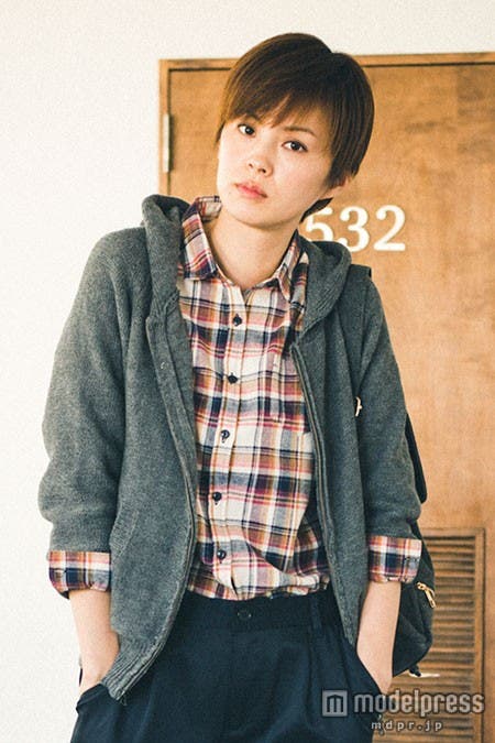 ニットパーカー¥6,400、チェックシャツ¥3,300(期間限定セットで購入すると¥6,900+tax)