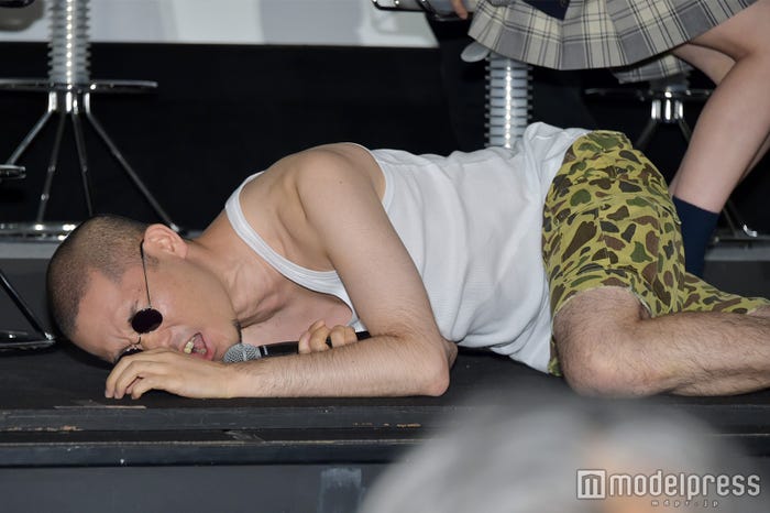 「床がキンキンに冷えてやがるよ~」を披露する今野浩喜(C)モデルプレス