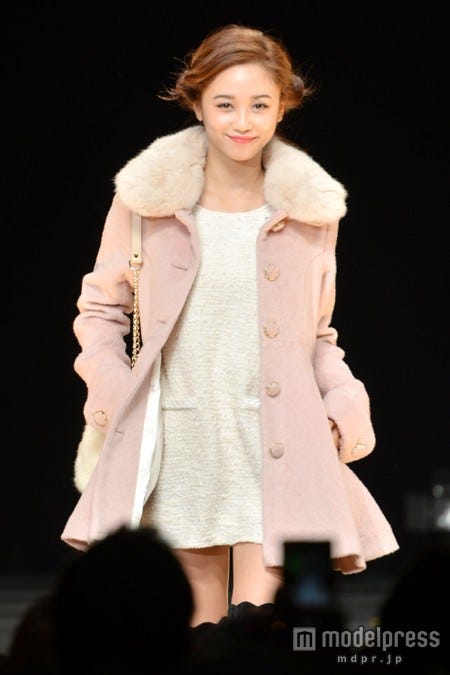 「こんなに可愛かったっけ?」とキュンとさせるカラーコート/モデル:宮城舞