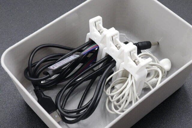 ダイソーのスッキリ収納できる連結できるコードクリップ