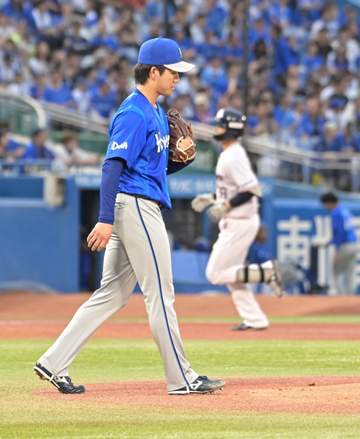 送りバントのDeNA・篠木、送球が後頭部直撃もアウトの珍事 スリーフットライン内側走り守備妨害と判定