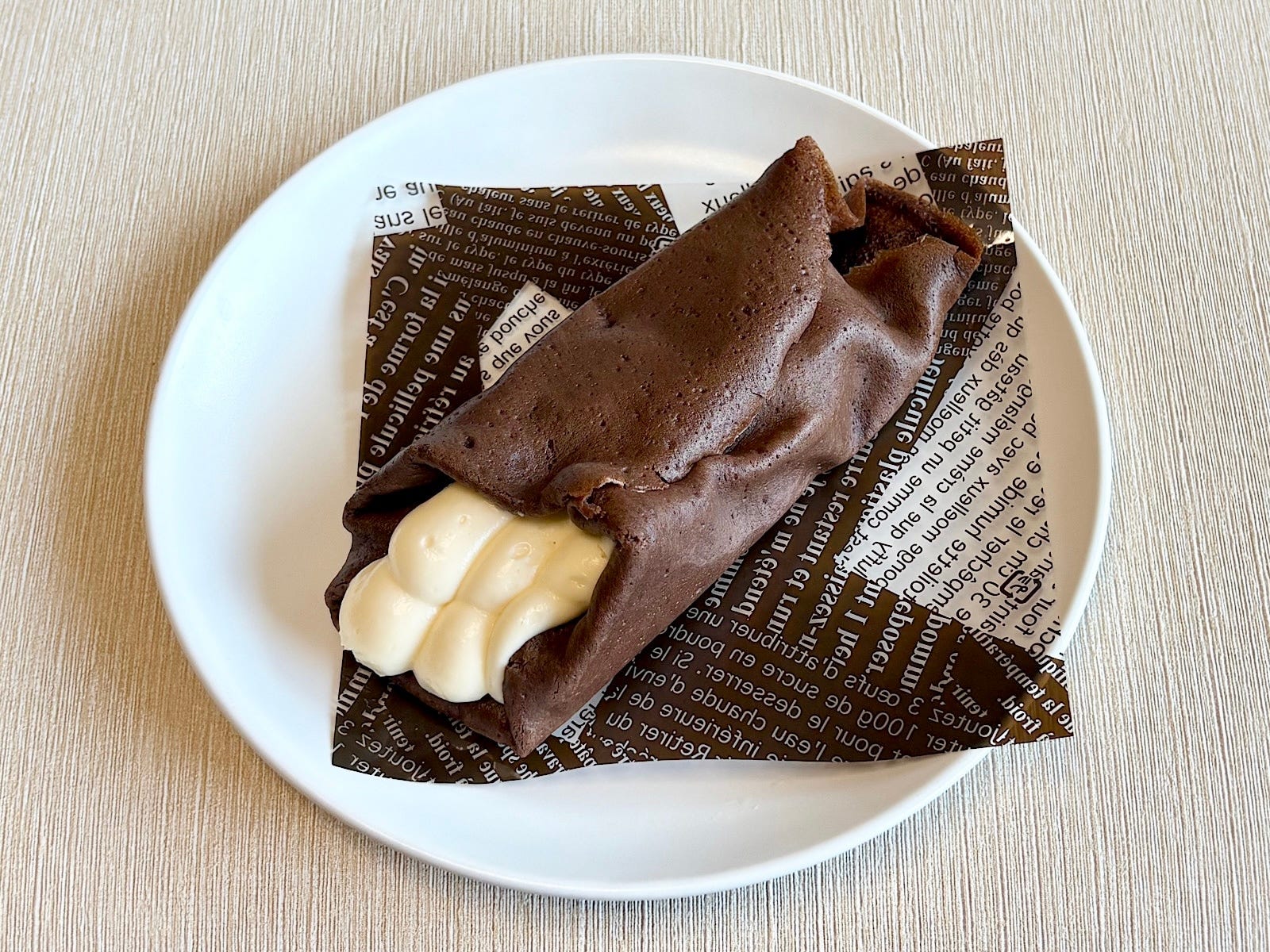 片手で食べても手が汚れないよう、おしゃれなシート付きです