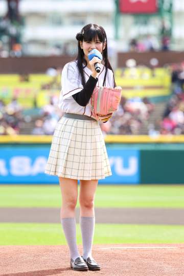 「綺麗な黒髪ロング最高よね」球場降臨の人気美女の豪快投球に反響 なびく黒髪とスカート「この躍動感よ」「2人ともいいフォーム」