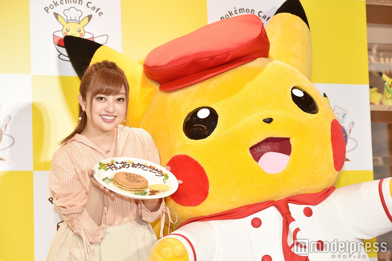 菊地亜美＆ピカチュウ（C）モデルプレス