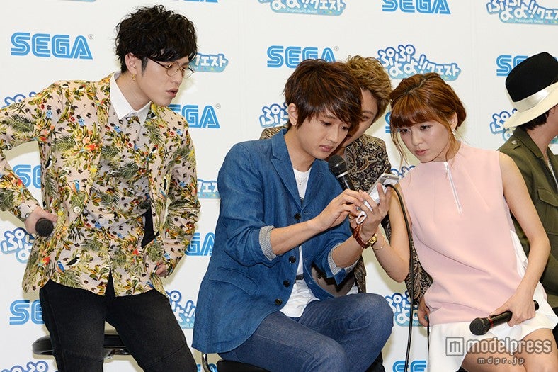 ゲーム中、すっかり真剣モードになる西島とメンバー