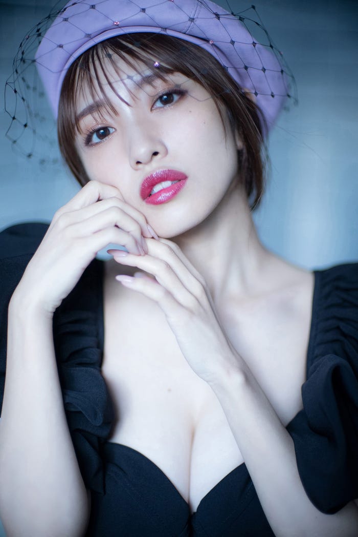 向井地美音ファースト写真集「胸騒ぎの正体」楽天ブックス限定版表紙/撮影:中村和孝 ワニブックス刊