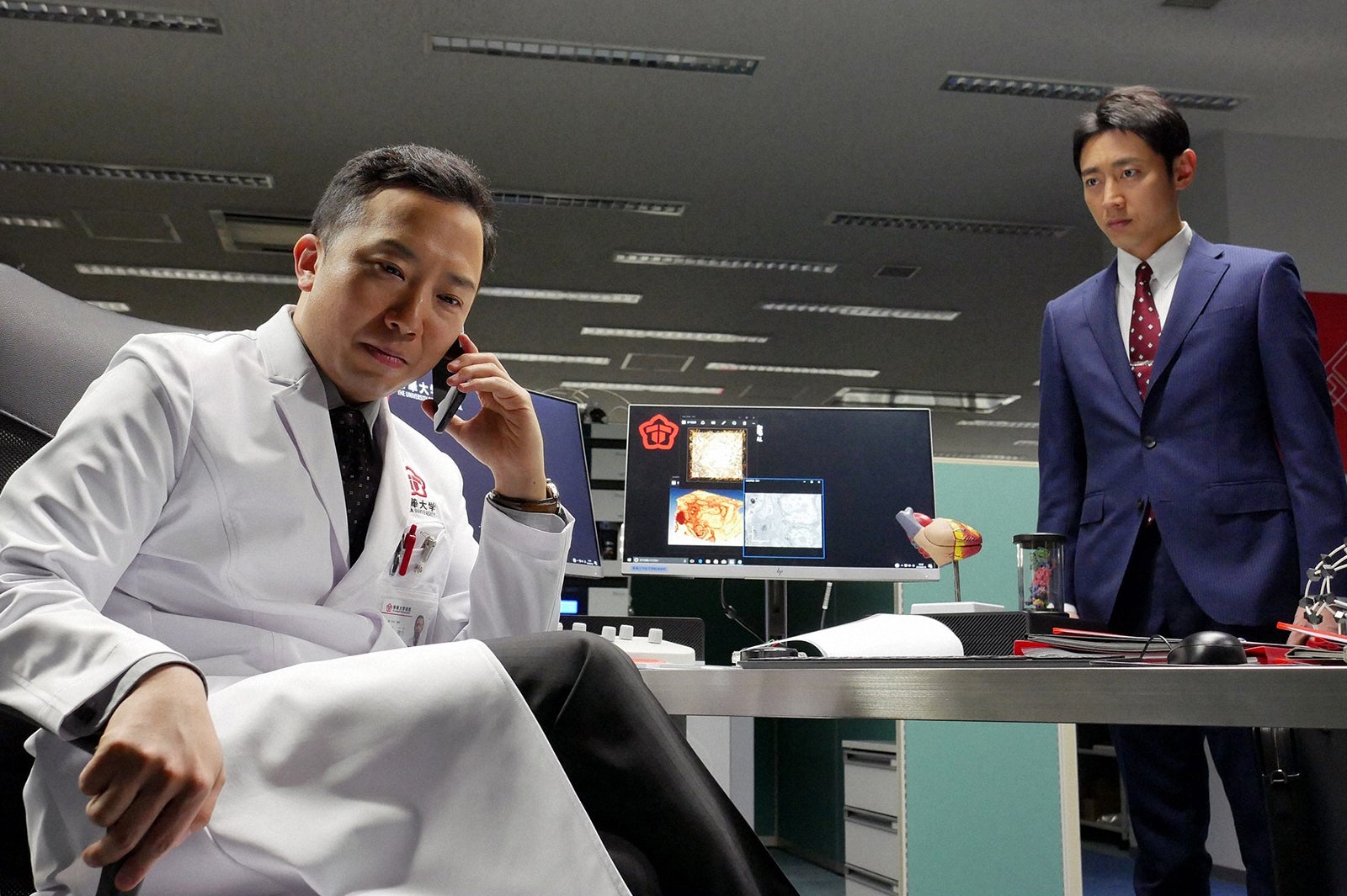 市川猿之助、小泉孝太郎／「ブラックペアン」第4話より（C）TBS