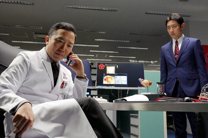 市川猿之助、小泉孝太郎/「ブラックペアン」第4話より(C)TBS