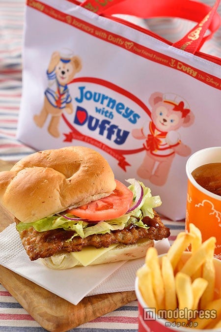 スペシャルセット、スーベニアランチケース付き￥1950（C）Disney