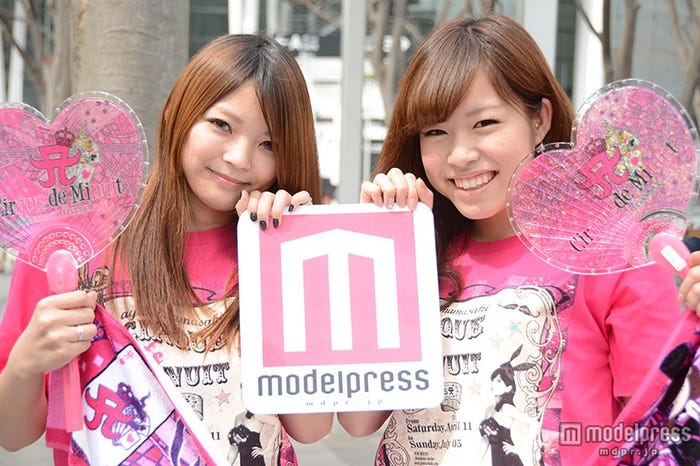 ツアーTシャツで気合い十分の左から、かえぴょんさん・しおりんさん