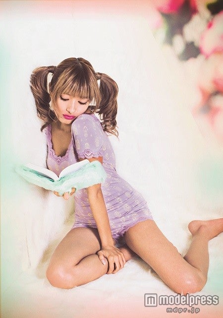 It's Fittyモダールシリーズを着用するローラ