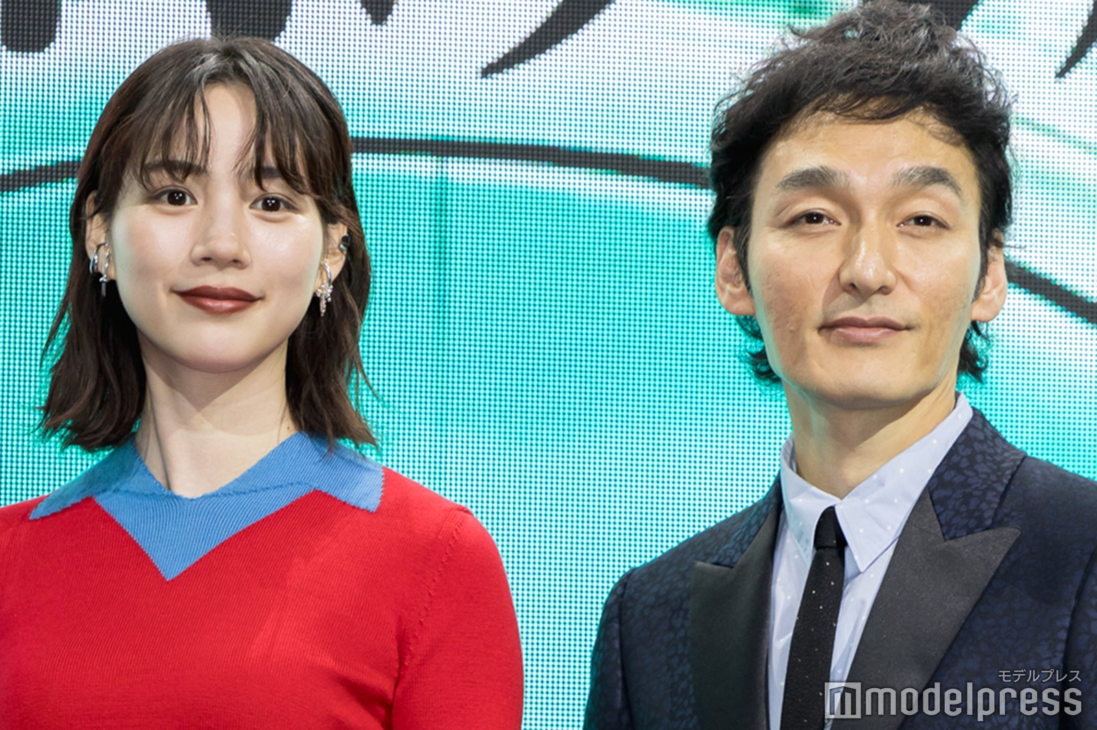 のん、スラリ美脚際立つ穴開きスカートで登場 草なぎ剛からの“オファー”に驚き【新幹線大爆破】