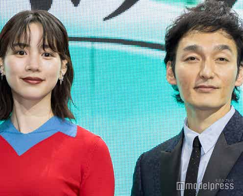 のん、スラリ美脚際立つ穴開きスカートで登場 草なぎ剛からの“オファー”に驚き【新幹線大爆破】