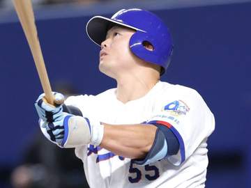 球場騒然！中日・細川が2打席連続死球に怒 バット投げ捨てぶ然 球審がすぐに駆け寄る 池山監督はベンチで帽子取る