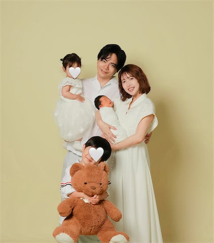 第3子出産の"くみっきー"舟山久美子、家族5人で記念写真「大切な宝物が、またひとつ増えました」