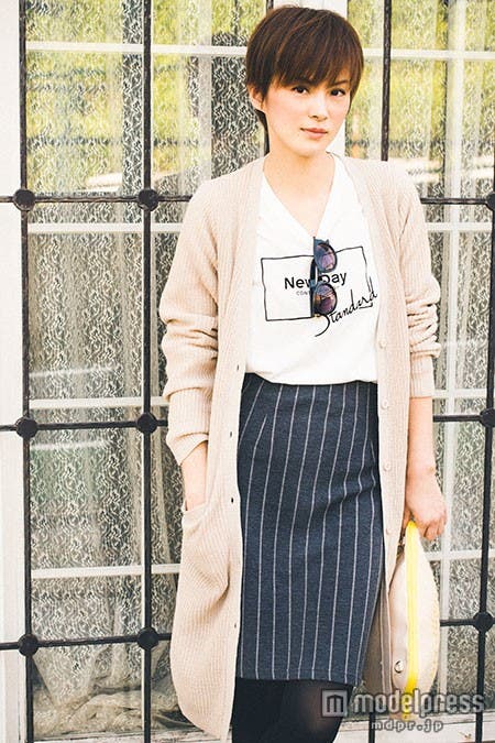 ニットカーディガン¥5,900、ロゴ入りTシャツ ¥2,900(期間限定セットで購入すると¥5,900+tax)