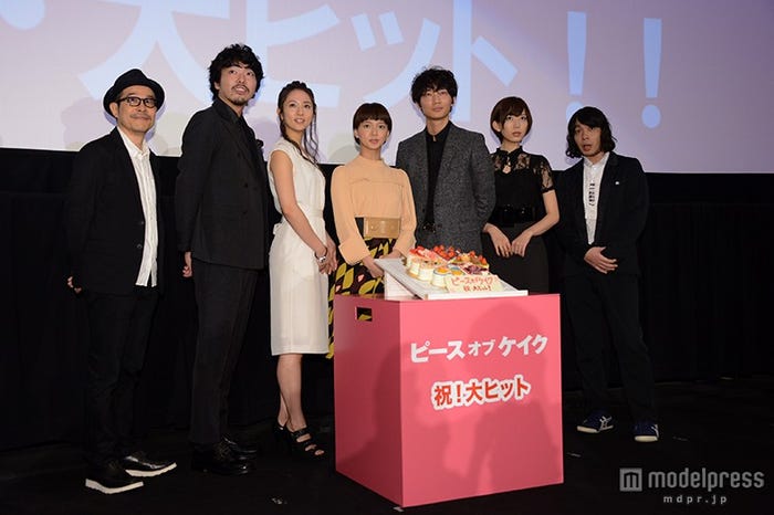 (左から)田口トモロヲ監督、柄本佑、木村文乃、多部未華子、綾野剛、光宗薫、峯田和伸