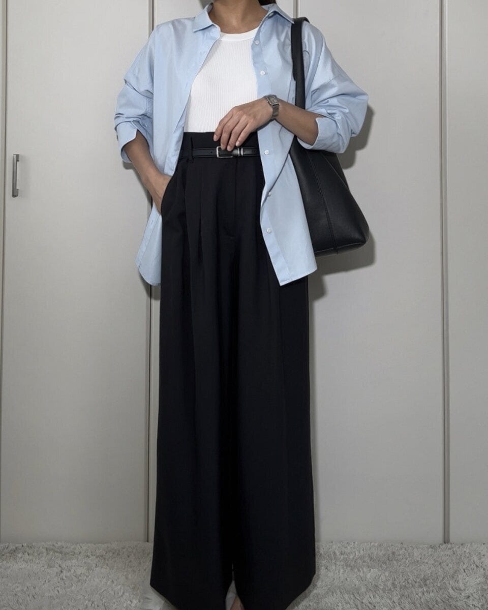 サックスシャツと黒ワイドパンツのハンサムコーデ全身 サックスシャツと黒ワイドパンツのハンサムコーデ全身