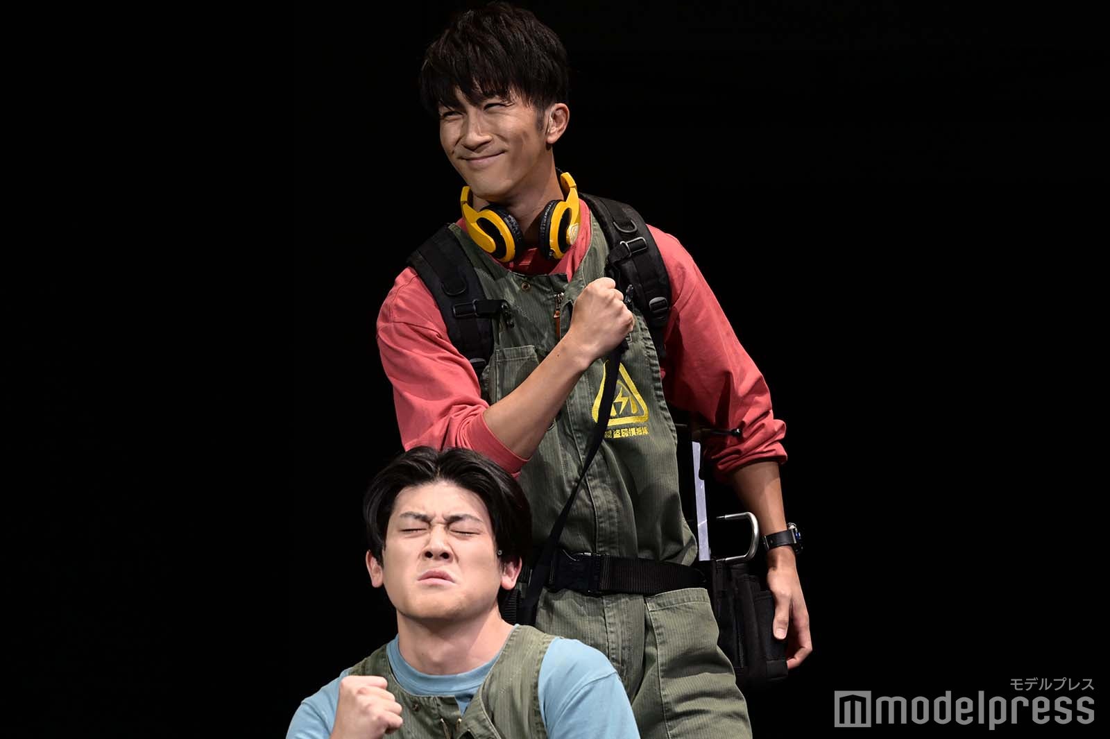 （上から）濱田崇裕、有輝「盗聴」フォトコールより（C）モデルプレス