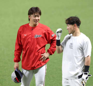 広島 WBC戦士・小園がチーム合流 共闘したソフトB・牧原と交流も 試合前には“お茶たてポーズ”をサービス