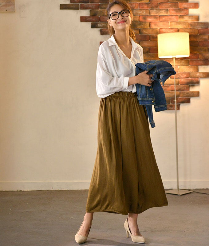 大人カラーのサテンワイドパンツ「coca」6,990円（税込）／画像提供：coca