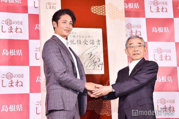 玉木宏、 島根県知事・溝口善兵衛氏(C)モデルプレス