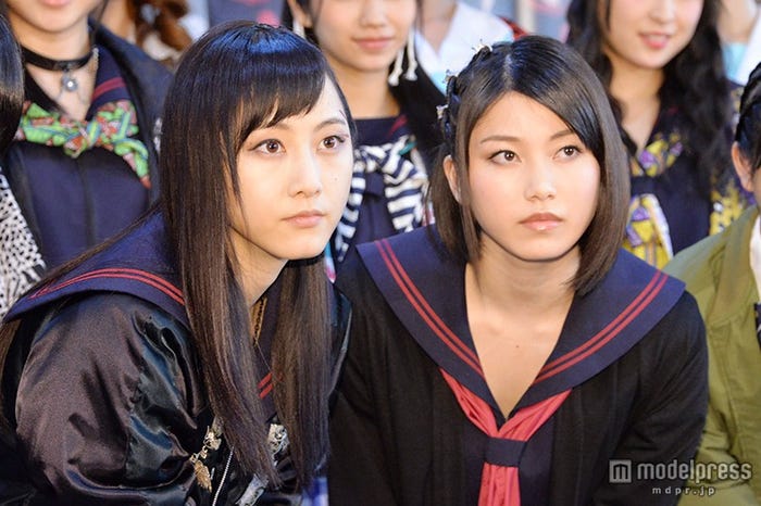 (左から)松井玲奈、横山由依