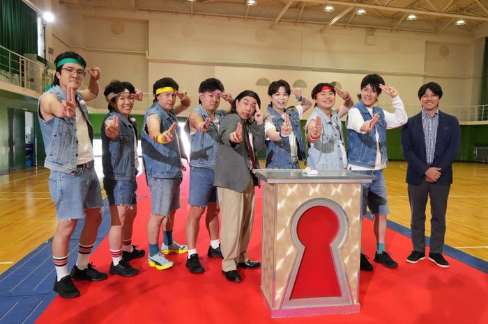 (左から)菊田竜大、秋山寛貴、長田庄平、松尾駿、せいや、塩崎太智、岡部大、粗品、渡辺和洋アナウンサー(C)フジテレビ