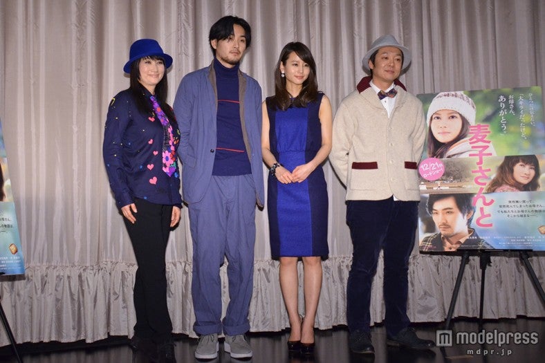 （左より）余貴美子、松田龍平、堀北真希、吉田恵輔監督