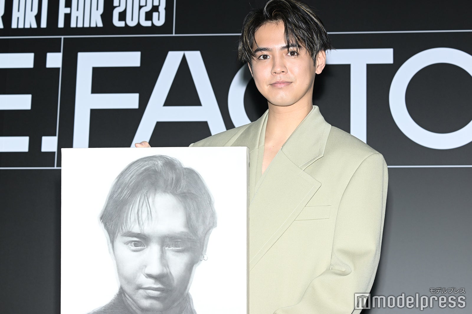 自身の肖像画に感激する片寄涼太 （C）モデルプレス