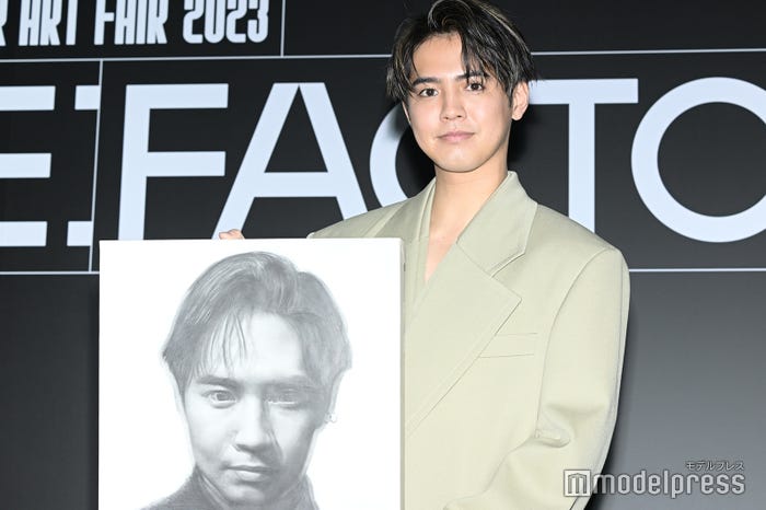 自身の肖像画に感激する片寄涼太 (C)モデルプレス