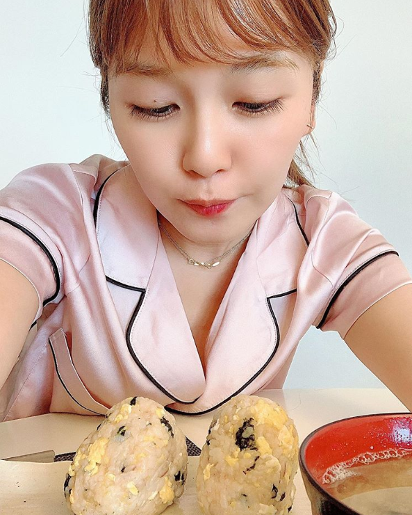 まつ毛ながっ a宇野実彩子の 伏し目がち Shotに絶賛の声 べっぴん過ぎて モデルプレス まつ毛ながっ a宇野実彩子の 伏し目がち Shotに絶賛の声 べっぴん過ぎて モデルプレス