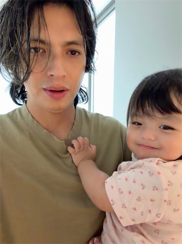 アレクサンダー、次女・グーちゃんの‟昼寝拒否”の笑顔が可愛すぎる「目が笑ってる～」
