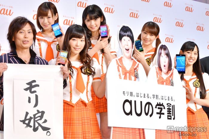 前列左から:つんく♂、モーニング娘。’14の譜久村聖、飯窪春菜、後列左から:生田衣梨奈、道重さゆみ、石田亜佑美