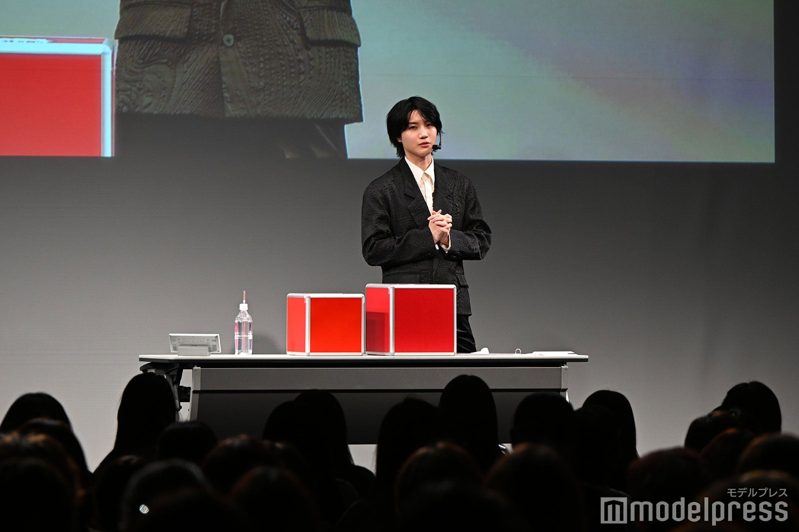ファンからの質問に答える桜田通（C）モデルプレス